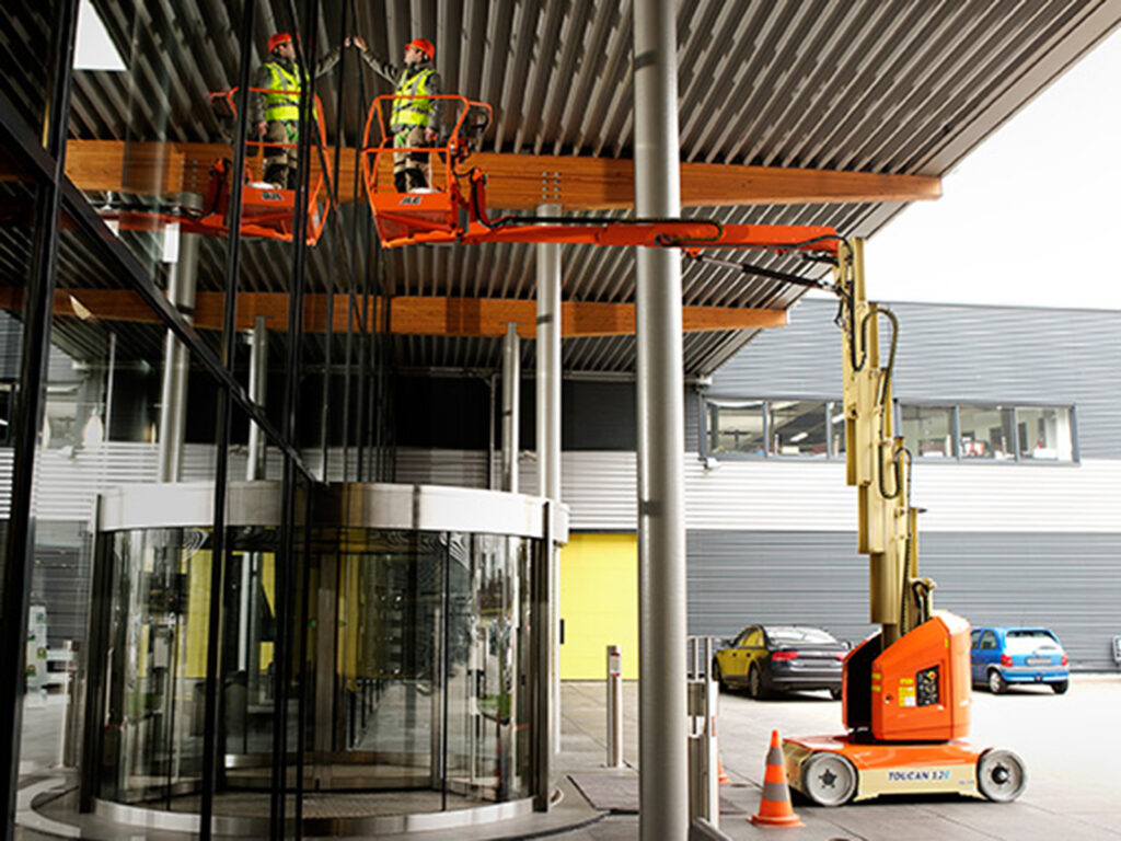 JLG T12E Plus Toucan Mast boom lift